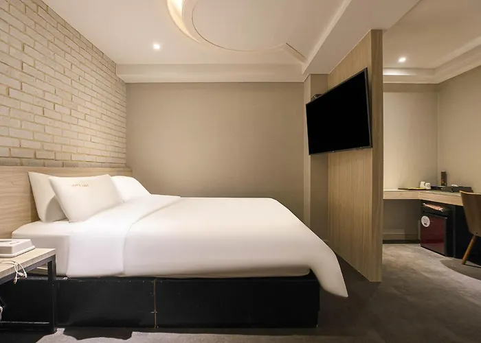 Louize Hotel *