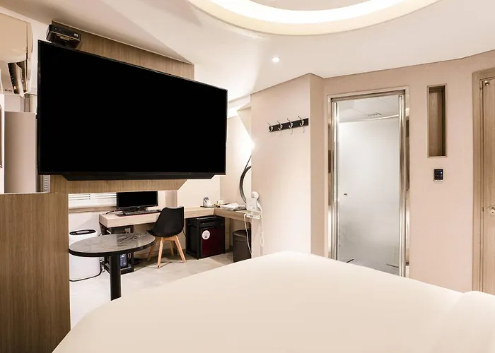 Louize Hotel *