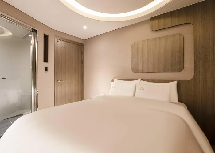 Louize Hotel *