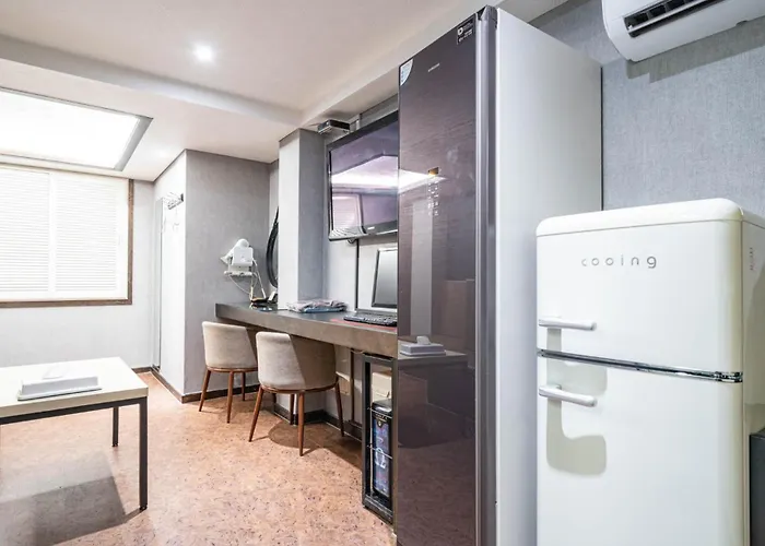 Louize Hotel *