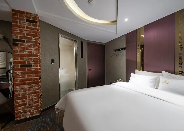 Louize Hotel *